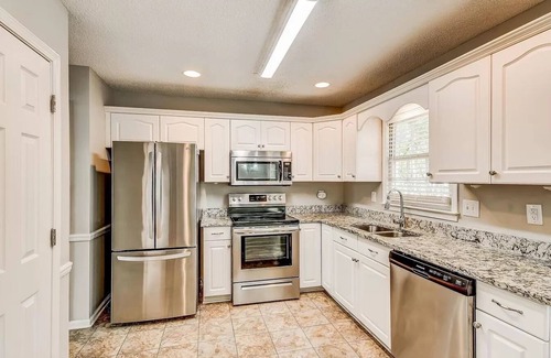 Alabaster House | The Hallmark House on Cambridge Lane, 30 mins from Birmingham, 4 mins from I-65