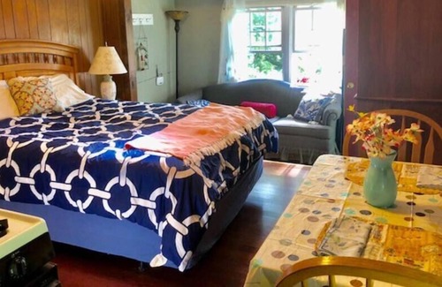 East Lyme House | The Happy Fisherman(Cottage 6)