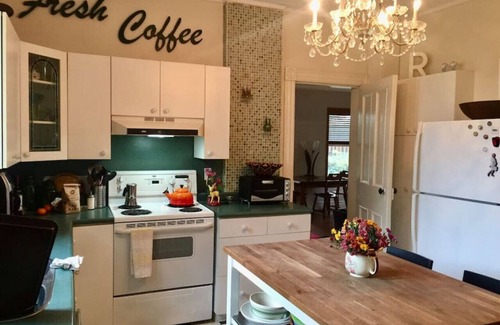 Stratford Apartment | The Happy House - 5 bedrooms! Right downtown.