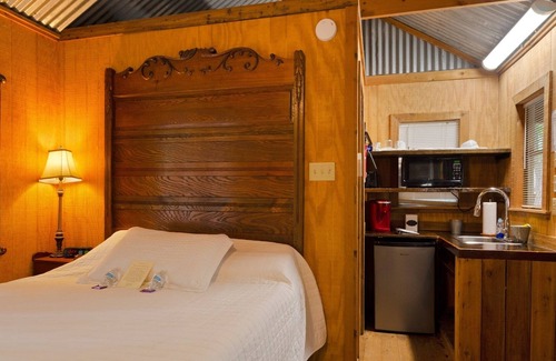 Tyler Cabin | The Happy Pine Cone 1 Bedroom Cabin