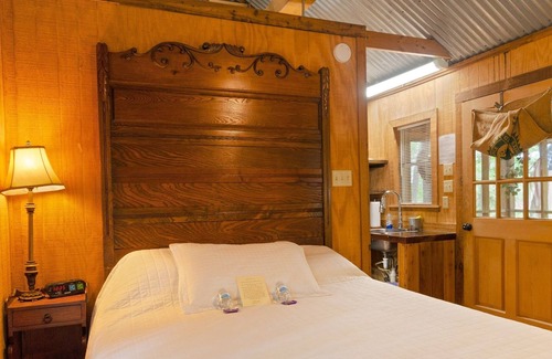 Tyler Cabin | The Happy Pine Cone 1 Bedroom Cabin