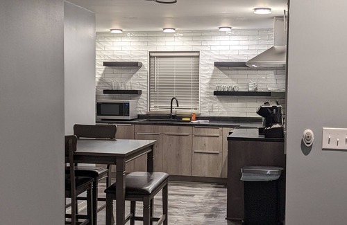 Ashtabula House | The Harbor Get Away. 5min walk to Bridge St,Walnut Beach, Marinas and lots more