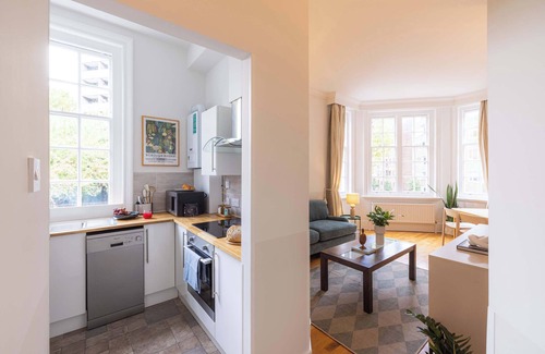 Vincent Square Apartment | The Haven – Bright & Elegant 2BR in Victoria