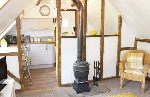 West End Apartment | THE HAYLOFT, pet friendly, character holiday cottage in Necton