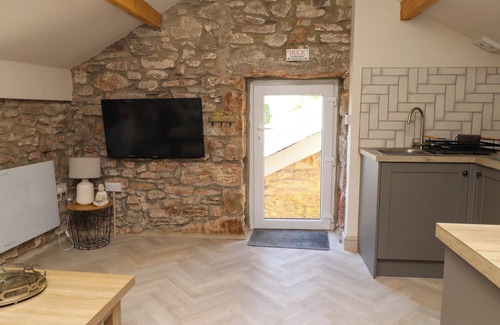Rhyd-y-foel Cottage | THE HAYLOFT, with a garden in Llysfaen
