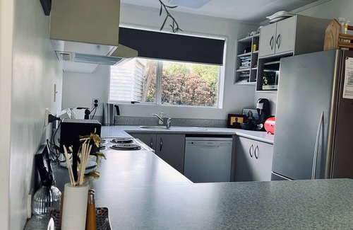 Oakura House | The Heart of Oakura Shops n& 5-10 min walk to beach & rivern (cleaning incl)