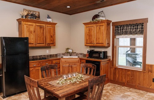 Dundee Cabin | The Heartland Suite: Luxury, Lodge Suite in Amish Country, Ohio