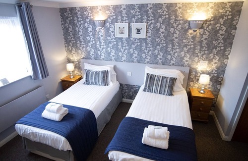 Heath and Reach Hotel | The Heath Inn