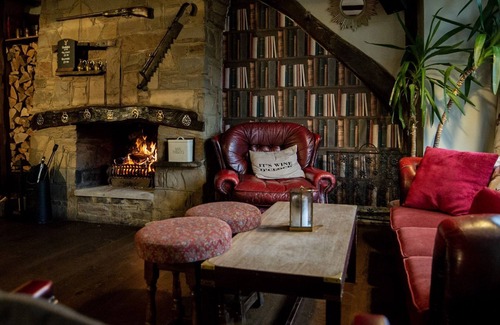Heath and Reach Hotel | The Heath Inn