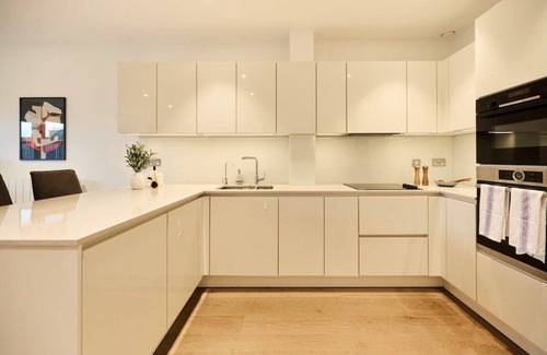 Eltham West Apartment | The Heathside Haven - Modern 3 BDR