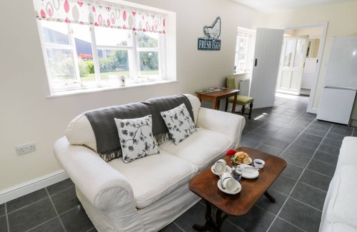 Bromyard Cottage | THE HEN HOUSE, pet friendly, with a garden in Bromyard