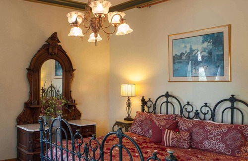 West Main HIll Bed & Breakfast | The Henderson Castle Inn