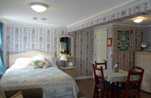 Off Broadway Bed & Breakfast | The Henry Collins Inn