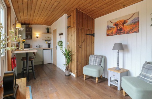 Cambridge Cottage | THE HERON, pet friendly, with hot tub in Bottisham