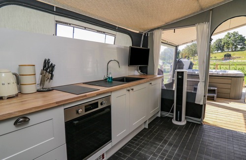 Llandrindod Wells Cottage | THE HERON, pet friendly, with hot tub in Rhayader