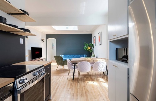 Ahuntsic-Cartierville Apartment | The Hibiscus | Office | WIFI | TV | Balcony | Park