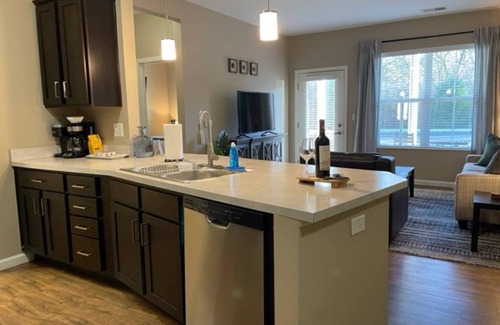 Tuttle West Apartment | The Hilliard Executive | No Steps | Amazing Beds!