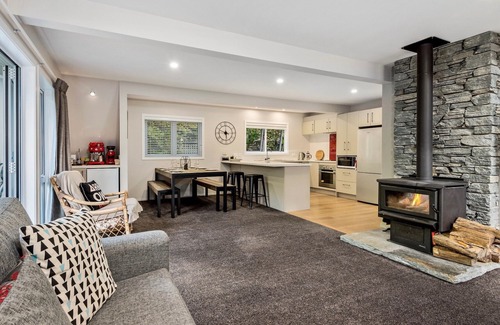 Arrowtown Cottage | The Hillvue with Spa - Arrowtown Holiday Home