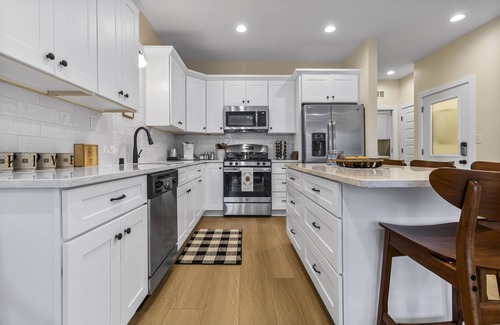Historic Downtown Racine House | The Hive 2 Bedroom/2 Bath by Harbor and Root River