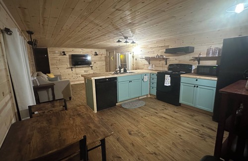Columbus House | The Hive at Millwood Lake! Comfy, Cozy and Clean!