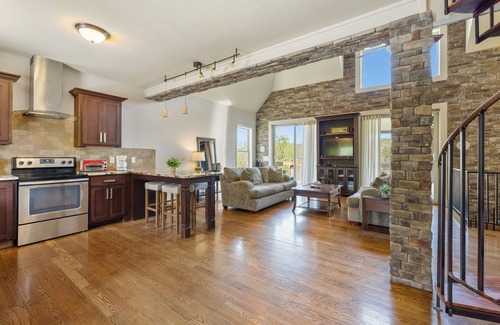Smithville Condo | The Honeymoon Suite 1 n