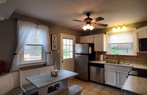 Lakeside House | THE HOUSE AT BRYAN PARK at the heart of Richmond! Luxury! Outdoor Fun! Piano!