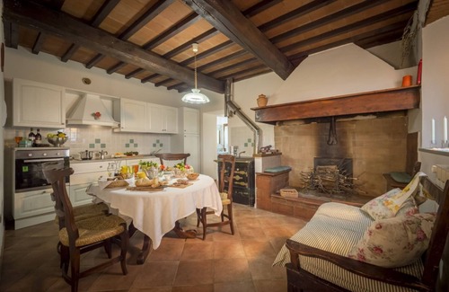 Montemurlo House | The House of Roses, surrounded by greenery
