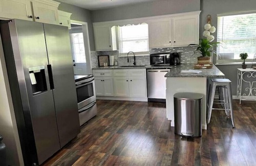 Russellville House | The Houston House: Convenient, Clean, and Newly Remodeled Home