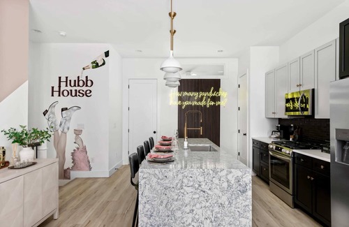 Katie Hill Neighborhood House | The Hubb House - Hot Tub + Rooftop Lounge!