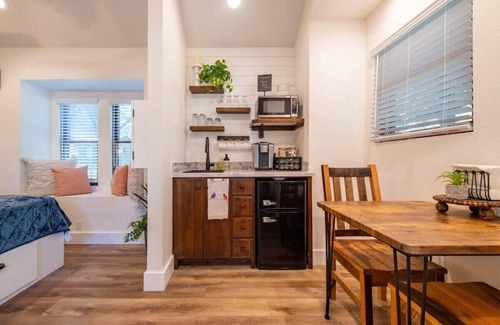 Elm Mott RV Rental | The Hummingbird 15 MIN to Magnolia & Baylor