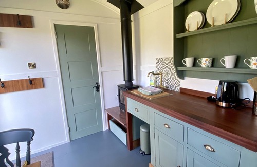 Ormskirk Apartment | The Hut -Cosy Shepherds Hut with Countryside Views