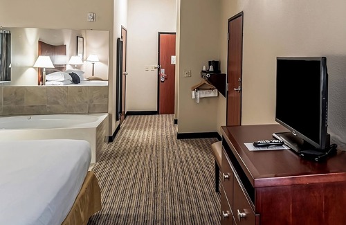 Mineral Wells Hotel | The Ideal Mix of Value, Comfort, and Convenience! Onsite Pool, Free Breakfast