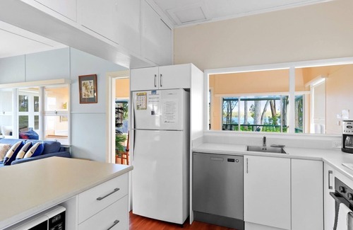 Sanctuary Point House | The Ideal Spot- Pet Friendly Waterfront with Retro Styling