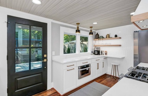 Earlewood House | The Indigo - 2BR w/Hot Tub & Outdoor Space