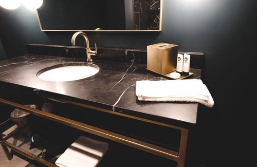 Arnolds Park Hotel | The Inn Hotel Lake Okoboji, an Ascend Collection Hotel