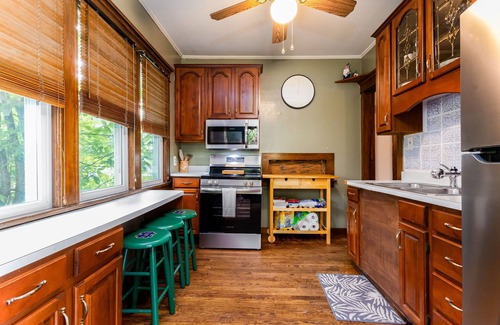 Harters Heights House | The Irish Rover<>Vintage 4BR Home Across St to ND
