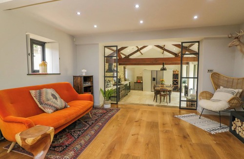 Govilon Cottage | THE IVY BARN, family friendly, character holiday cottage in Govilon