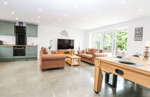 Happisburgh Cottage | THE IVY, pet friendly, with hot tub in Happisburgh, East Anglia