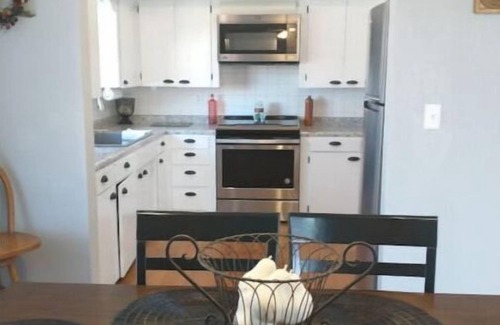 Lenox House | The Jadwin House LLC, Located in Jadwin, Missouri, sleeps 14 guests.