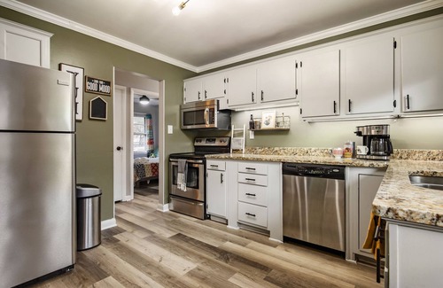 Bon Air House | The Jungalow: 65" 4K TV, memory foam, kid-friendly