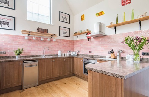 Margate Old Town Cottage | The Kennels by Bloom Stays - sleeps 4 guests in 2 bedrooms
