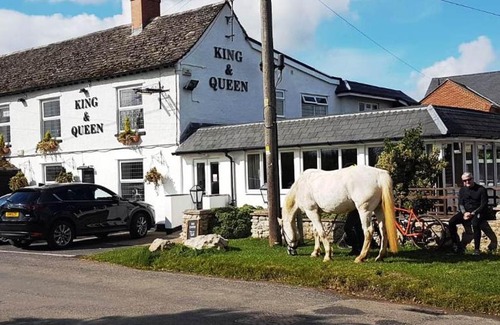 Longcot Bed & Breakfast | The King & Queen
