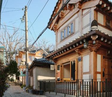 Jongno Bed & Breakfast | The Korean Traditional Hanok in Downtown Seoul for convenient public transportation - Seoul Ari