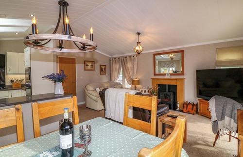 Grantham Cottage | THE LAKE HOUSE, pet friendly, character holiday cottage in Barkston