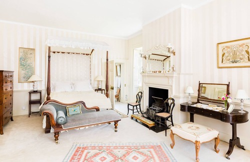 Kemerton Bed & Breakfast | The Lake Room - Upper Court Manor