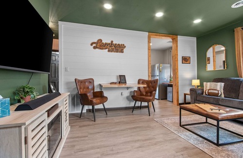 Green Bay House | The Lambeau Lounge - Short Walk to everything Lambeau!