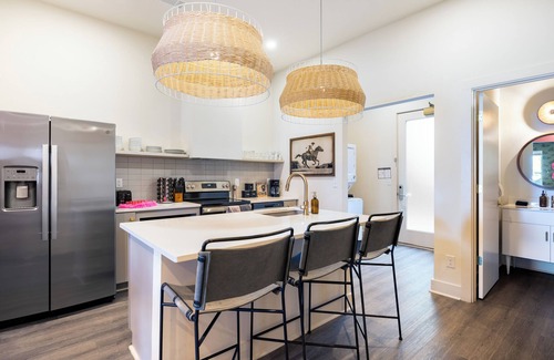 Five Points House | The Last Rodeo | Bachelorette Retreat | Sleeps 24 | 5 Mins to Broadway