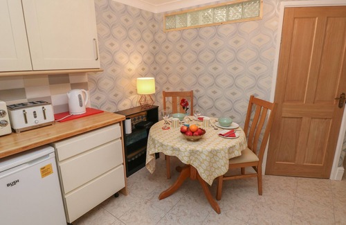 St. Fagans Cottage | THE LAURELS FLAT, romantic, country holiday cottage in St Fagans