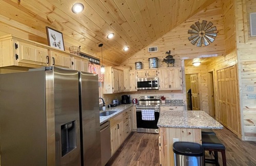Murphy Cabin | The Lazy Goat Cabin: HotTub, Grill, Fire Pit, Wifi