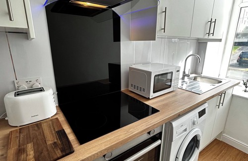 Port Glasgow Apartment | THE LAZY LION - Spacious 2 Bedroom - Town Centre Holiday Home Apartment